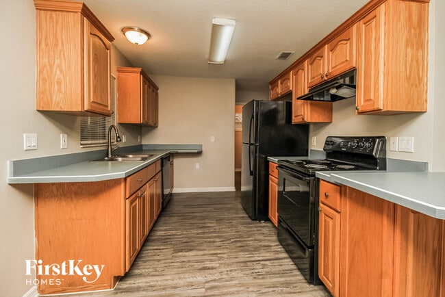 Building Photo - 31111 Oakmont Ave