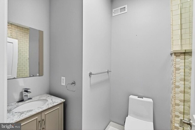 Building Photo - 2528 E Albert St