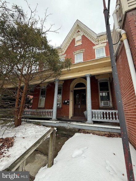 Building Photo - 216 Main St