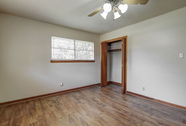 Building Photo - 3 Bedroom 2 Bathroom House in Wake Village, TX!