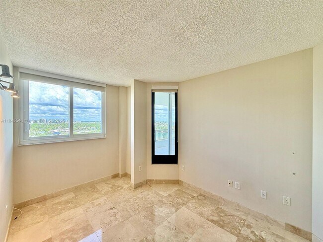 Building Photo - 6422 Collins Ave