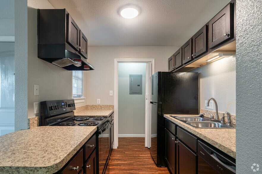 1BR, 1BA - 639SF - Crosby Square Apartments