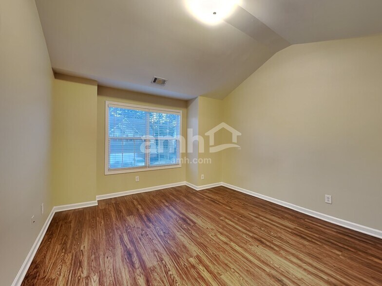 Building Photo - 2341 Suwanee Pointe Dr