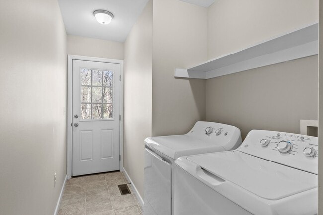 Building Photo - 3-Bedroom in Town of Farmville with Privacy and Convenience!