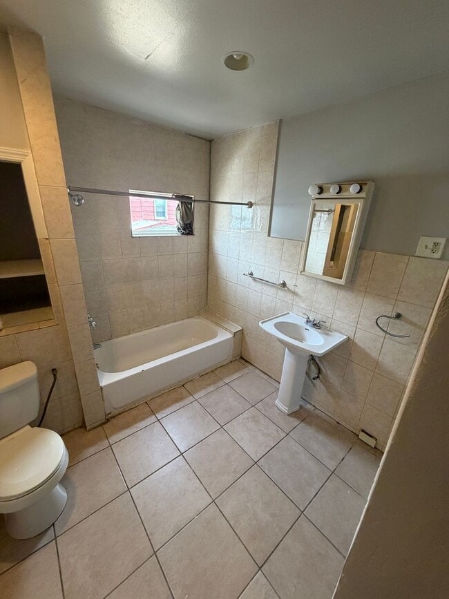 Building Photo - 4-bedroom home in the heat of Reading!