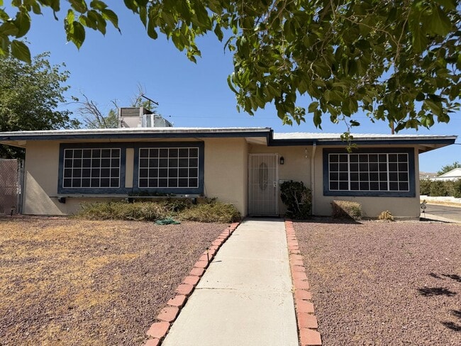 Building Photo - 3 Bedroom 2 Bathroom House on Corner Lot with 2 Car Garage Locate din Irwin Estates