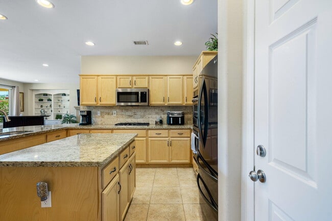 Building Photo - 60661 Juniper Ln