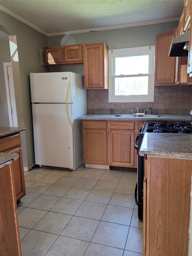 Building Photo - 500 Bluebonnet Dr