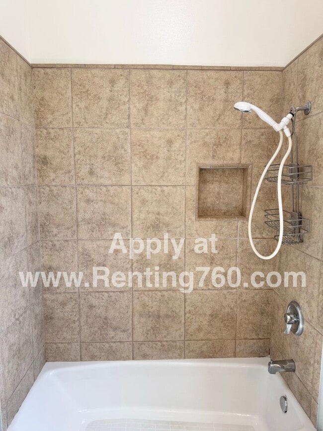 Building Photo - Spacious 3 Bed 2 Bath Home!