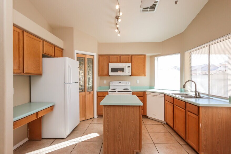 Building Photo - 969 E Elgin St