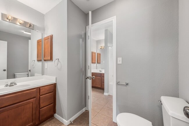 Building Photo - August 2026 Pre-Lease! Fantastic 4 Bed, 3 Bath Near Campus!