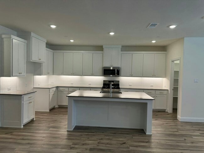 Building Photo - 2821 Jacaranda Dr