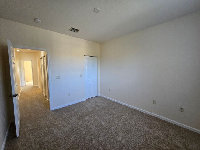 Building Photo - ANNUAL RENTAL - 3/2 BRADFORD PLACE