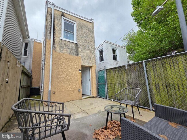 Building Photo - 2326 E Thompson St