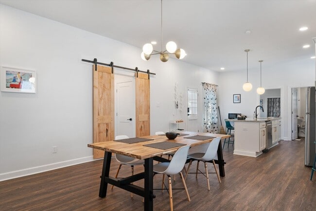 Building Photo - Recently updated and fully furnished Midto...
