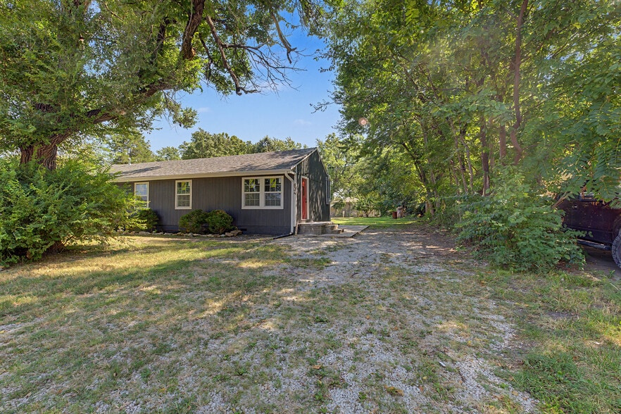 Building Photo - 834 N Walker Ln