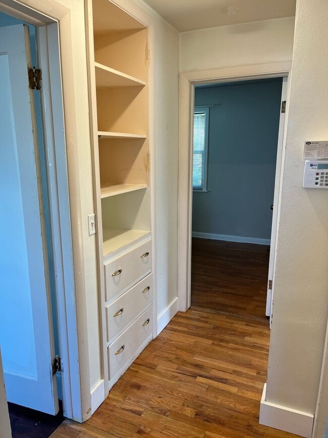 Building Photo - 4 bed / 1 1/2 bath home midtown!