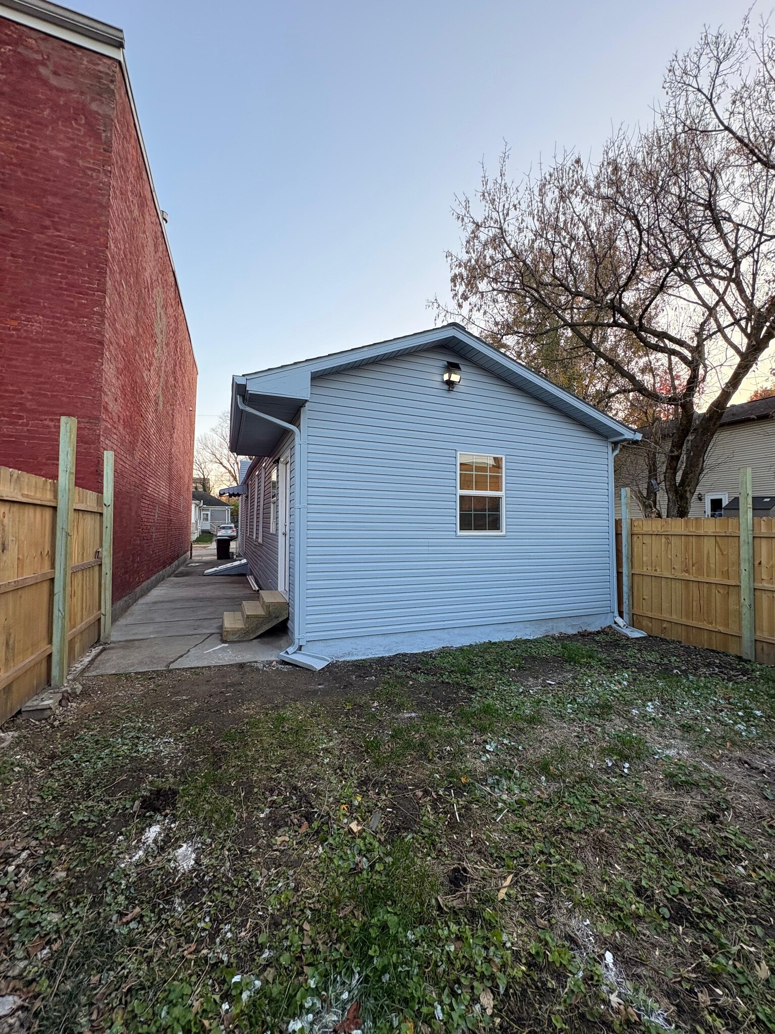 Building Photo - 230 E 10th St