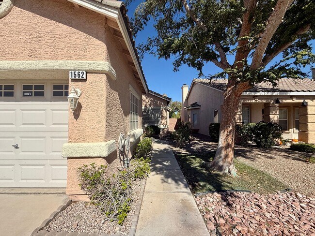 Building Photo - Beautiful open concept remodeled 3 bedroom...