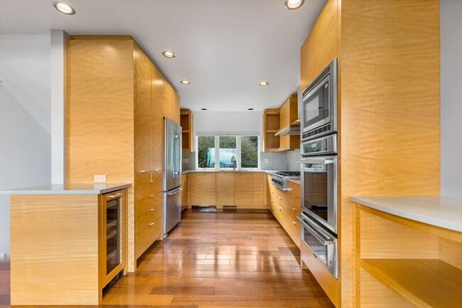 Building Photo - 302 NW Albemarle Terrace