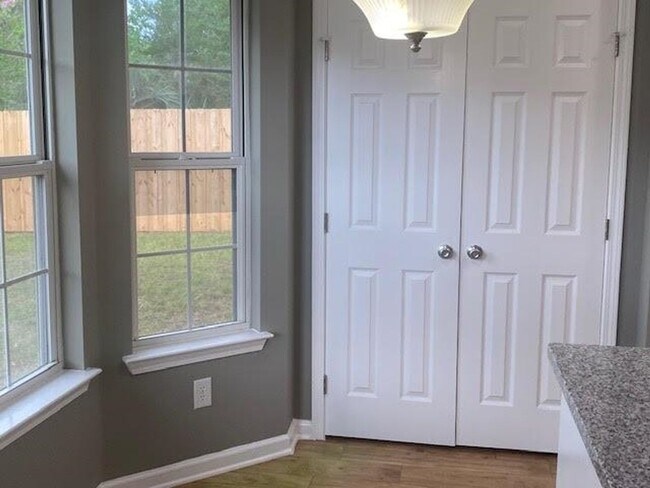 Building Photo - 4 Bed 2 Bath New Fenced in Yard In Kingsla...