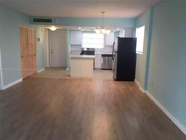 Building Photo - 16410 Miami Dr