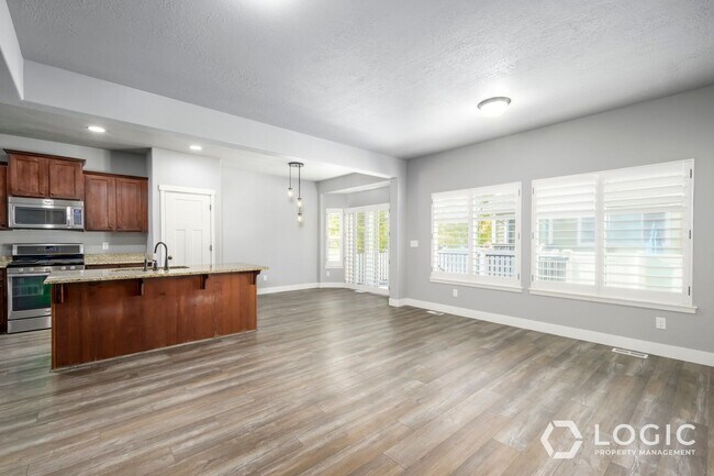 Building Photo - Beautiful Home in Midvale!