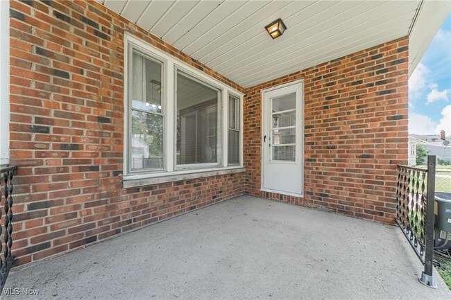 Building Photo - 24111 Edgehill Dr