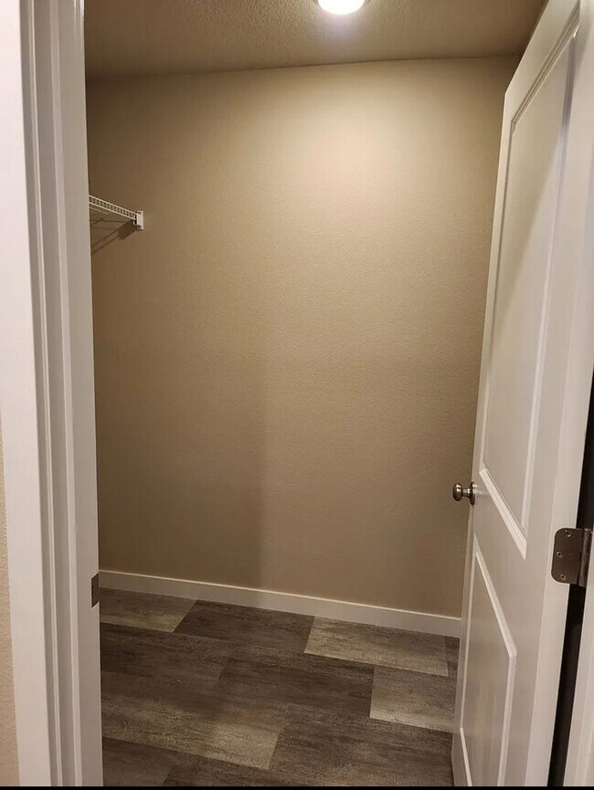 Building Photo - Must See Townhome Located in Ponderosa Ridge