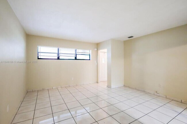 Building Photo - 1120 NE 160th St
