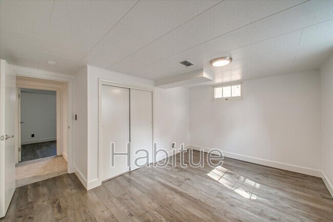 Building Photo - 414 S Pond St