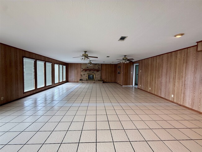 Building Photo - 337 W Cattle Dr