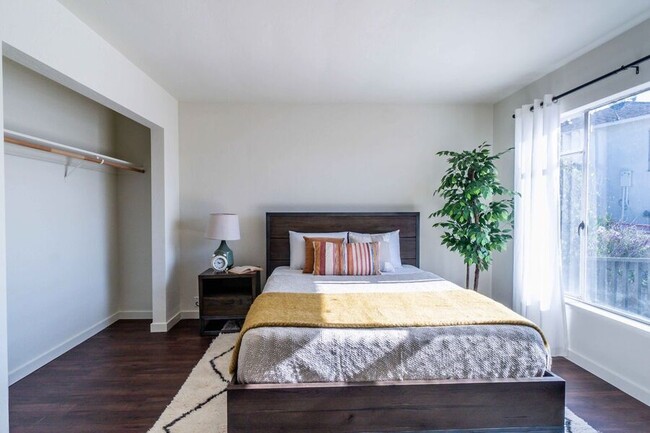 Building Photo - Spacious 1 bed/1 bath Luxury Casita, Age R...