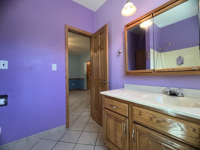 Building Photo - DUBUQUE:  NICE Duplex, hardwood floors, Ce...