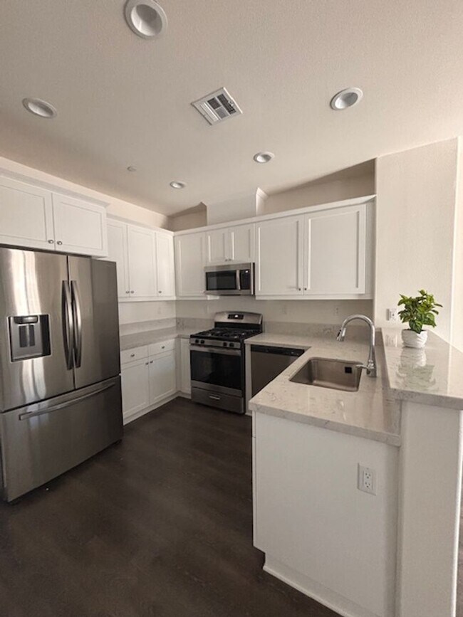 Building Photo - Welcome home to this beautiful Murrieta Town Home!