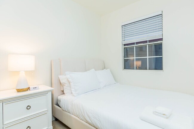 Building Photo - Newly Remodeled 5B4B. 2 mile from the Rose Parade!