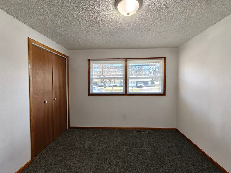 Building Photo - 2212 Bartlett Ave