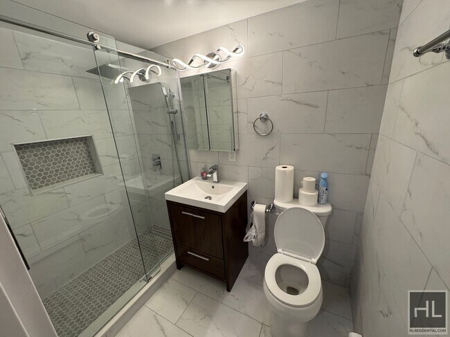 Building Photo - 2 BEDROOM | LONG ISLAND CITY