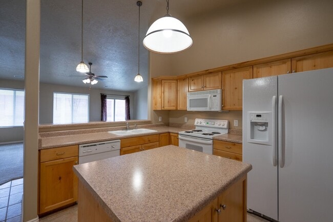 Building Photo - Dog Friendly 3 Bedroom Home In Painted Desert