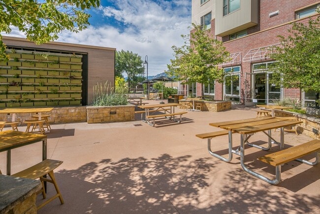 Building Photo - Updated One Bedroom Condo at The Peloton. ...