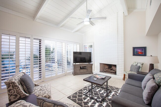 Building Photo - 2350 E Miramonte Cir