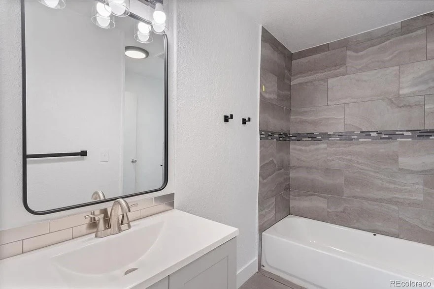 Building Photo - 4016 Milwaukee St