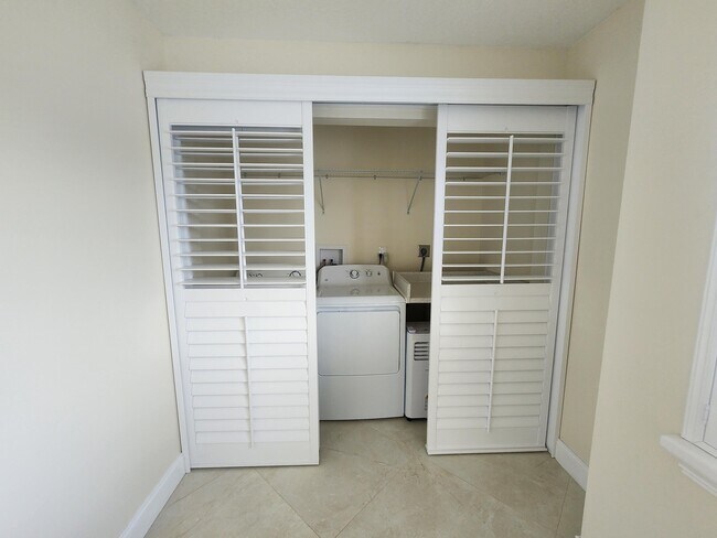Building Photo - 3178 Via Poinciana