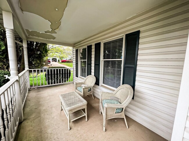 Building Photo - Beautiful and Spacious 4 Bedroom 2.5 Bathr...