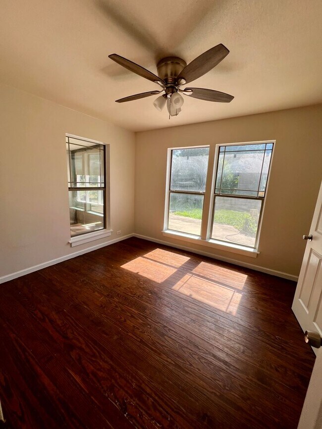 Building Photo - Cute 2/1 Home in West San Antonio