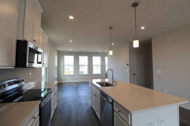 Building Photo - 3 Bedroom 2.5 Townhome Available Now!