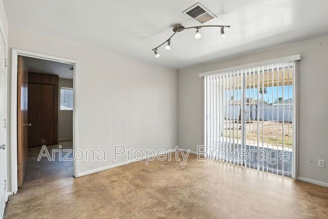 Building Photo - 429 N Saguaro