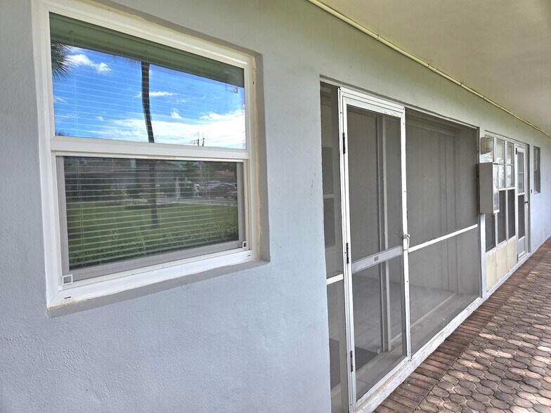 Building Photo - 1971 SE 5th Ct