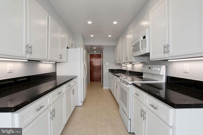 Building Photo - 1101 S Arlington Ridge Rd