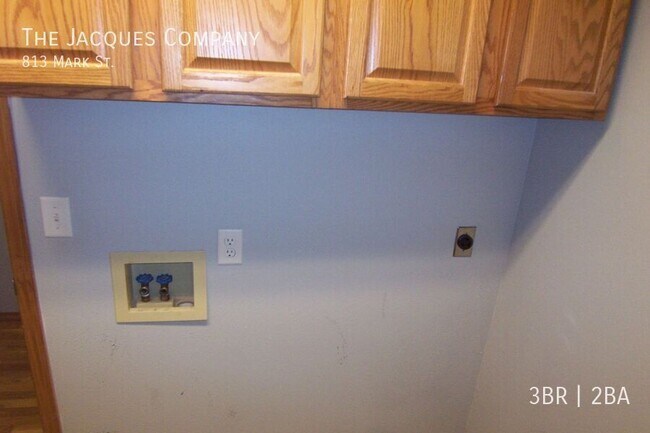 Building Photo - 813 Mark St